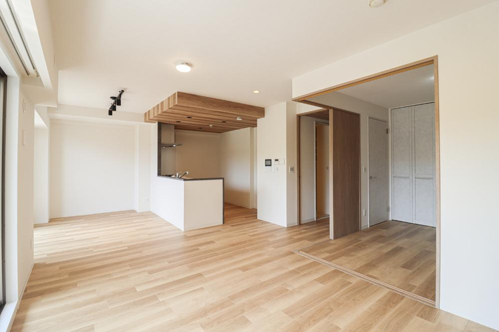 ユニ・アルス洛西プレジオの居間・リビング|下り天井が洗練された印象を与えます♪