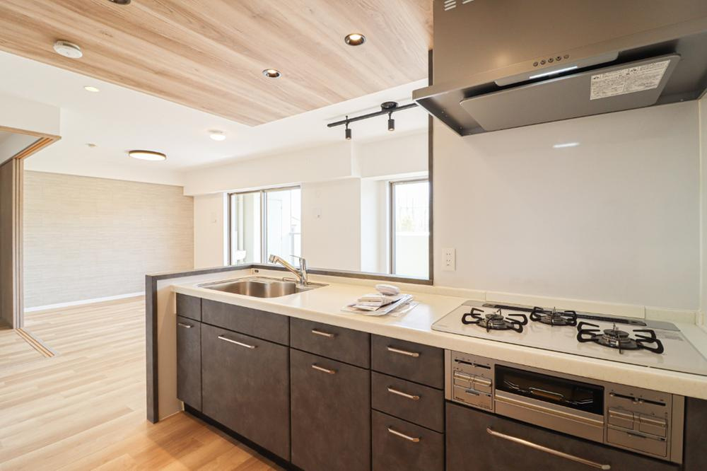 ユニ・アルス洛西プレジオのキッチン|対面式でご家族と会話が弾み、楽しくお料理できますね。