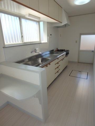 日高市貸家の居間・リビング|13帖のリビングダイニングキッチン