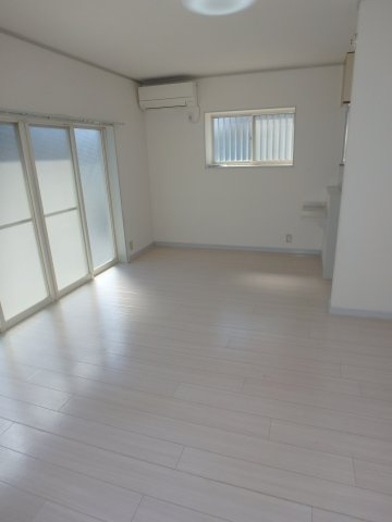 日高市貸家の居間・リビング|13帖のリビングダイニングキッチン