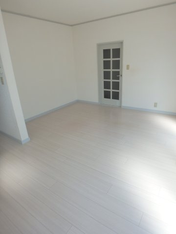 日高市貸家の居間・リビング|13帖のリビングダイニングキッチン