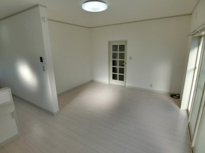 【居間・リビング】 | 日高市貸家 | 13帖のリビングダイニングキッチン