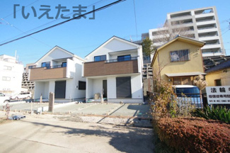 【外観パース】 | 【仲介手数料無料！！】府中市日新町１丁目　新築戸建て（全1棟）1号棟　6190万円 | 本パースは、イメージ図につき、風景、建物、植栽などについては施工後の現物との差異が生じます
つきまして本パースによって生じたいかなる損害については一切責任を負いません