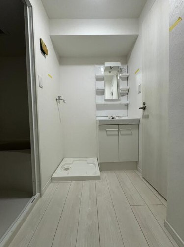 【独立洗面台】 | ウイン池袋 | 広々としたパウダールームの延長に洗髪洗面化粧台があります。