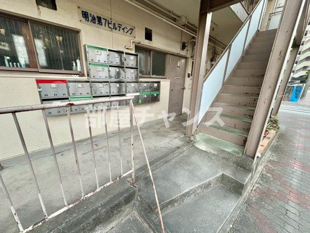 明治第7ビルのエントランス