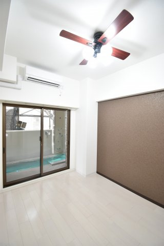 Luxe西長堀の洋室