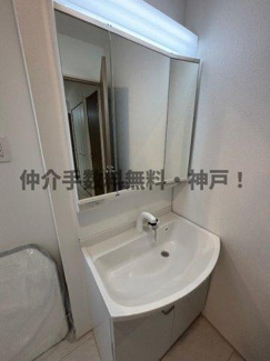 【独立洗面台】 | 神戸市垂水区桃山台6丁目　新築戸建A号棟　仲介手数料無料！ | 独立洗面台、小物を置くことができて便利です