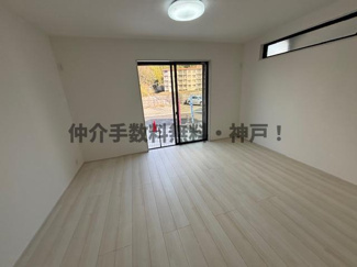 【居間・リビング】 | 神戸市垂水区桃山台6丁目　新築戸建A号棟　仲介手数料無料！ | こちらのリビングで趣味の時間をお楽しみください