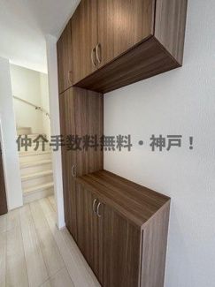 【玄関】 | 神戸市垂水区桃山台6丁目　新築戸建A号棟　仲介手数料無料！ | 玄関収納です