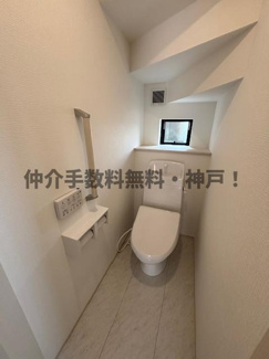 【トイレ】 | 神戸市垂水区桃山台6丁目　新築戸建A号棟　仲介手数料無料！ | ゆったりとした空間のトイレです