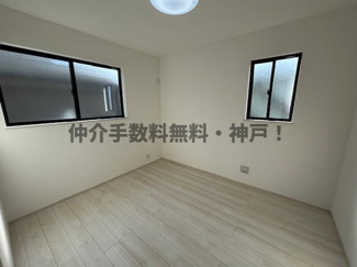 【洋室】 | 神戸市垂水区桃山台6丁目　新築戸建A号棟　仲介手数料無料！ | 落ち着いた色調の洋室です