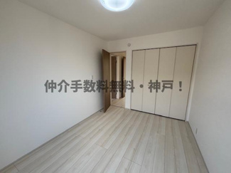 【洋室】 | 神戸市垂水区桃山台6丁目　新築戸建A号棟　仲介手数料無料！ | 落ち着いた色調の洋室です