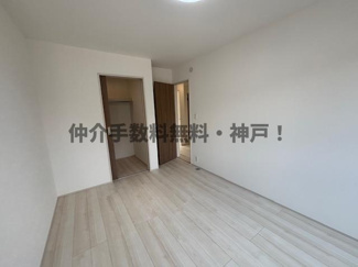 【洋室】 | 神戸市垂水区桃山台6丁目　新築戸建A号棟　仲介手数料無料！ | 落ち着いた色調の洋室です