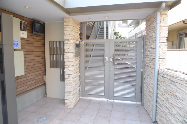 グランカルム津田沼のエントランス|オートロック・防犯カメラ完備で安心です♪宅配ボックスもありますよ♪