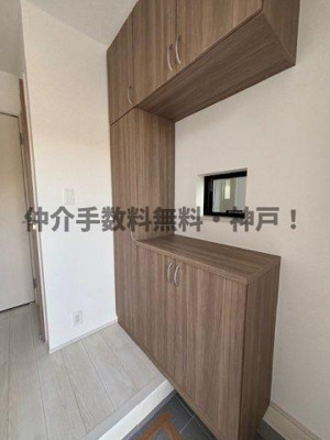 【玄関】 | 神戸市垂水区桃山台6丁目　新築戸建B号棟　仲介手数料無料！ | きれいな玄関です