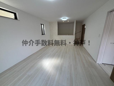 【居間・リビング】 | 神戸市垂水区桃山台6丁目　新築戸建B号棟　仲介手数料無料！ | 居間です