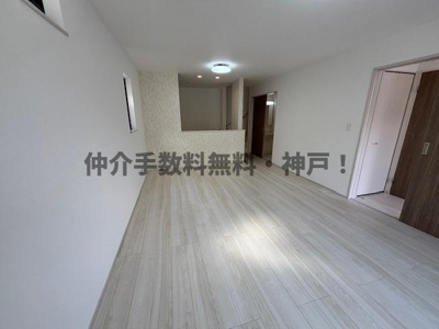【居間・リビング】 | 神戸市垂水区桃山台6丁目　新築戸建B号棟　仲介手数料無料！ | ゆったりとした居間です