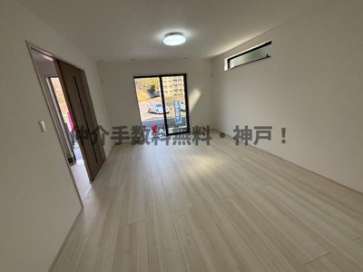 【居間・リビング】 | 神戸市垂水区桃山台6丁目　新築戸建B号棟　仲介手数料無料！ | ゆったり過ごせるリビングです