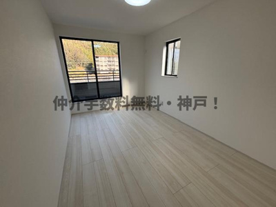 【洋室】 | 神戸市垂水区桃山台6丁目　新築戸建B号棟　仲介手数料無料！ | 落ち着いた色調の洋室です