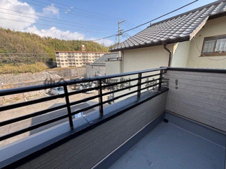 【バルコニー】 | 神戸市垂水区桃山台6丁目　新築戸建B号棟　仲介手数料無料！ | 開放的で明るい空間を演出してくれるバルコニーです