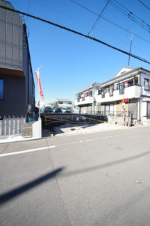 【前面道路含む現地写真】 | 【仲介手数料無料！！】日野市神明2丁目　新築戸建て（全1棟）1号棟　5690万円 | 令和８年1月１２日撮影　建築中