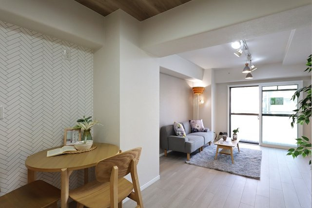 【居間・リビング】 | サニークレスト住吉 | 【LDK：約12帖】※設置されている家具・小物・照明はディスプレイ用です。家具付きの販売ではございません。ご了承下さい。