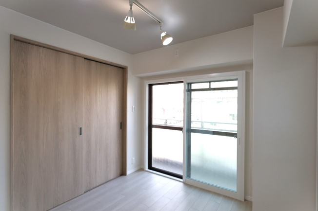 【寝室】 | サニークレスト住吉 | 【洋室5.4帖】2面バルコニーに面しています☆