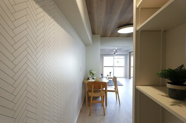 【内装】 | サニークレスト住吉 | リビングドア入ってすぐ、収納棚があります♪