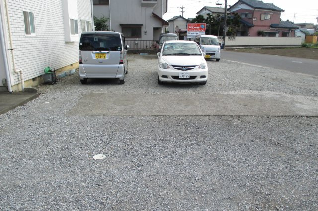 ルプチーニ松岡Ⅱの駐車場