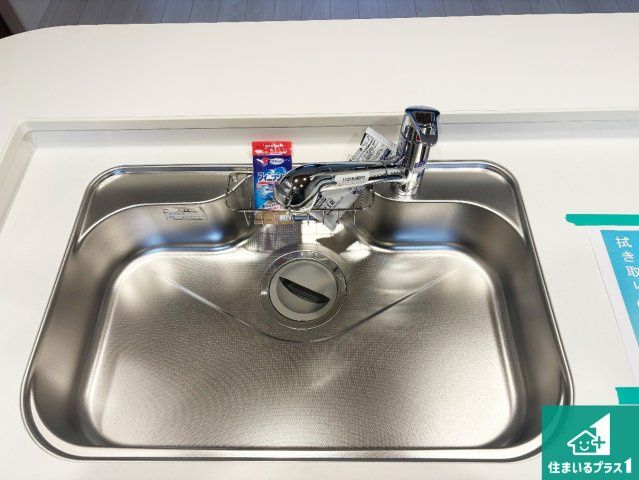 池田市緑丘　新築一戸建ての独立洗面台|清潔感のある洗面台です。フラットな鏡は掃除がしやすく毎日清潔！ホースは引き出して使えるので洗顔やお掃除の際に便利です！