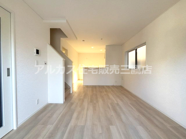 調布市深大寺東町６丁目 中央線 三鷹駅 新築戸建の居間・リビング