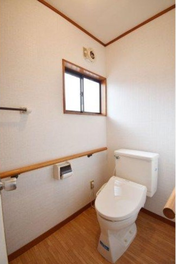 【中古戸建】前橋市大利根町1丁目のトイレ|■トイレ｜1階・2階にトイレをご用意しております。窓付きのトイレになっていますので、換気もでき、綺麗を保てます♪