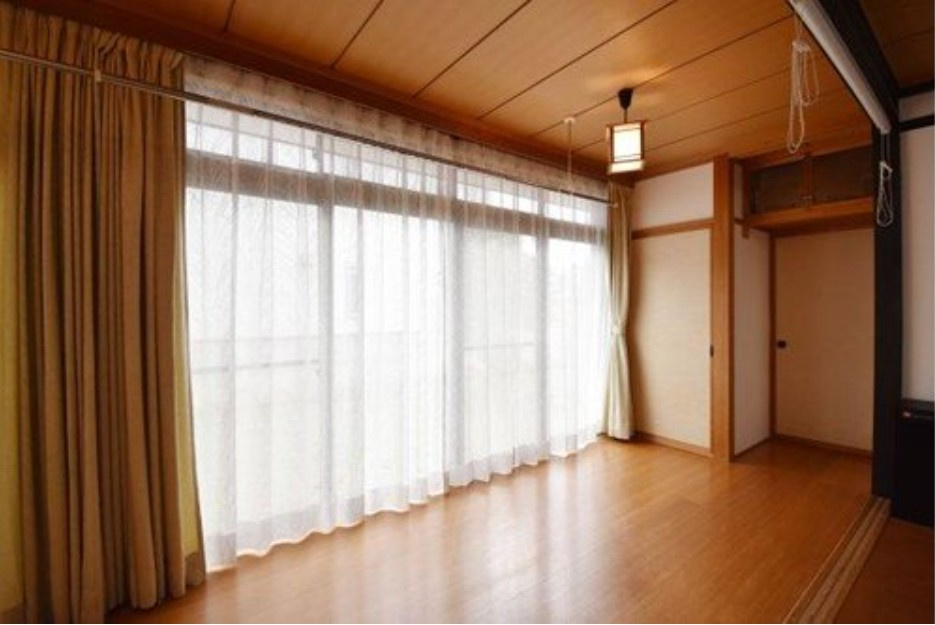 【中古戸建】前橋市大利根町1丁目の洋室|■1階洋室｜階洋室には大きな窓をご用意しています。日中はあたたかな日差し差し込み自分時間も充実できますね＾＾