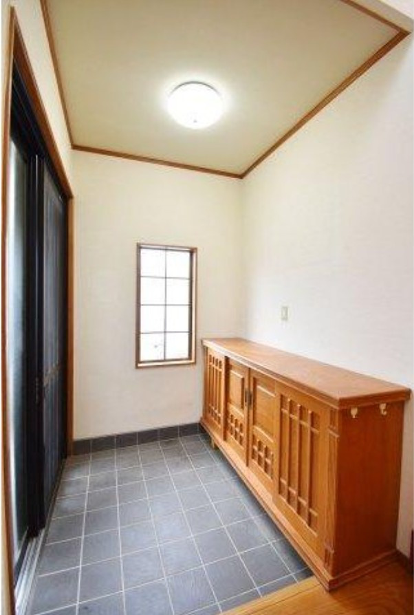 【中古戸建】前橋市大利根町1丁目の玄関|■玄関｜毎日の「いってらっしゃい」や「お帰りなさい」を大切なご家族と過ごす玄関は〈使いやすさ〉を追求しております。玄関横の物入は急な来客時でもさっとお片付けできるスペースを確保しています。