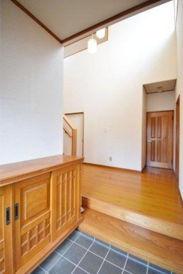 【中古戸建】前橋市大利根町1丁目の玄関|■玄関｜「玄関から、我が家を心地よく。自然の風や光を感じられる気持ちのいい玄関へ。」永く居心地のいい暮らしを演出する快適性能と安心を両立させたドアを採用しました！