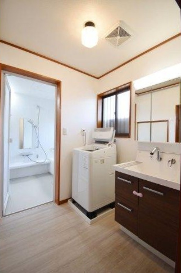 【中古戸建】前橋市大利根町1丁目の独立洗面台|■洗面室｜ゆとりのある洗面脱衣室ではお子様と並んで歯磨きもできるので一緒に成長を楽しめます♪ひろびろとした洗面室で、朝の準備も楽しくなります☆.*