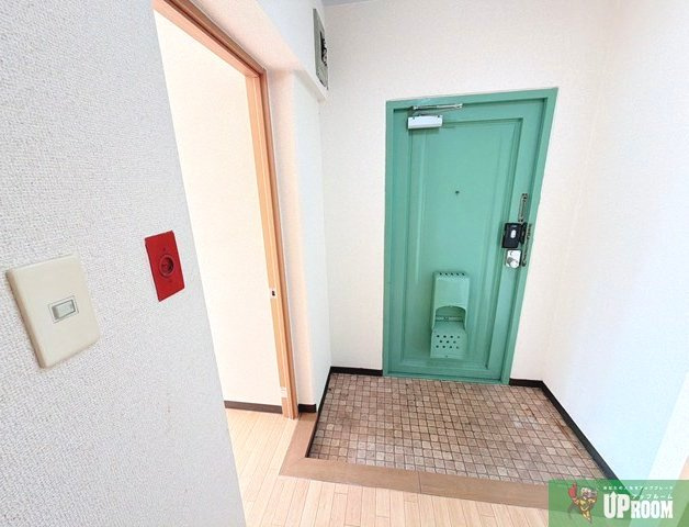 シルエ柏原の玄関