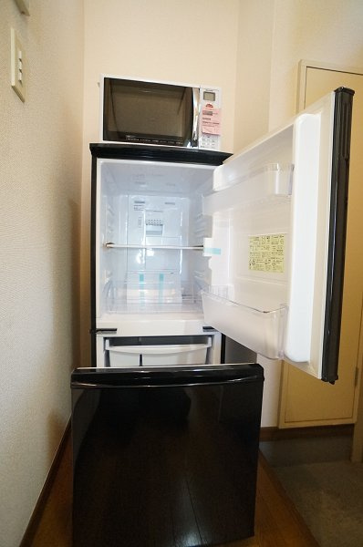ツインコーポ谷津Ｂの玄関|電子レンジと冷蔵庫付きです♪