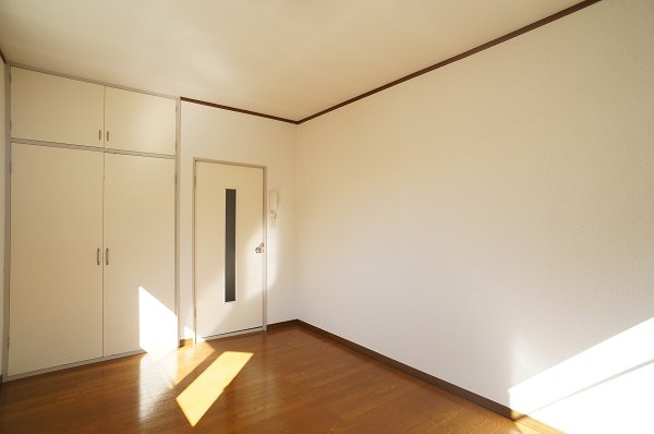 ツインコーポ谷津Ｂの居間・リビング|洋室を別角度から♪