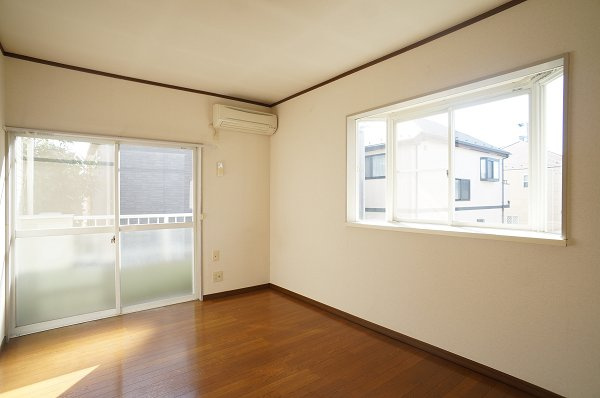 ツインコーポ谷津Ｂの居間・リビング|2面採光の明るいお部屋です♪