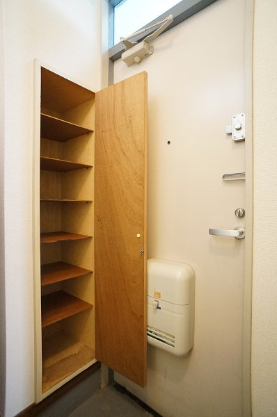 ツインコーポ谷津Ｂの玄関|大きい下駄箱付きです♪