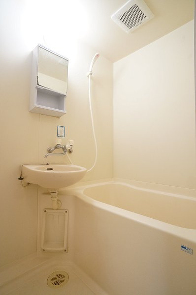 ツインコーポ谷津Ｂの浴室|シャワー付きの浴室です♪