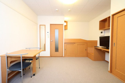 【居間・リビング】 | レオパレスＤｅｅｒＦｉｅｌｄⅡ | 1階はフローリング仕様、2階は絨毯仕様です！