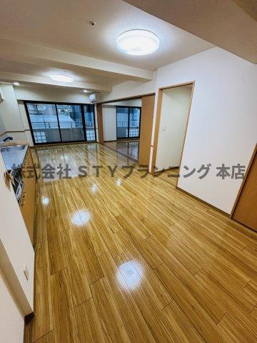 仲介手数料０円！サン・マルノウチビルの居間・リビング