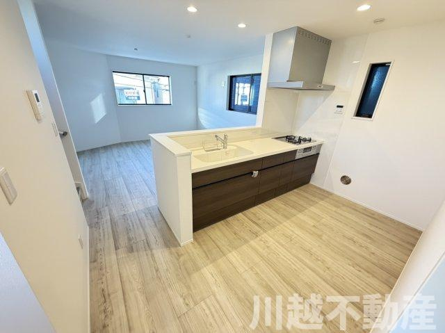 東南角地　陽当たり良好のキッチン|経験豊富なスタッフがわかりやすくご案内いたします