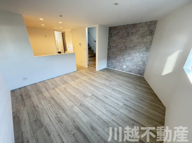 東南角地　陽当たり良好の居間・リビング|水曜のみ定休日です