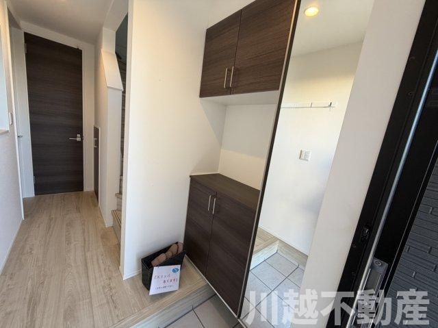 東南角地　陽当たり良好の玄関|店舗前駐車場あります。お車でご来店ください