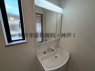 【独立洗面台】 | 神戸市西区樫野台6丁目　新築戸建A号棟　仲介手数料無料！ | 独立洗面台、小物を置くことができて便利です