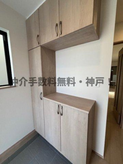【玄関】 | 神戸市西区樫野台6丁目　新築戸建A号棟　仲介手数料無料！ | 収納もある玄関です