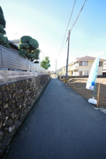 【前面道路含む現地写真】 | 【仲介手数料無料！！】日野市南平9丁目　建築条件付き売地（全2区画）No1　2790万円